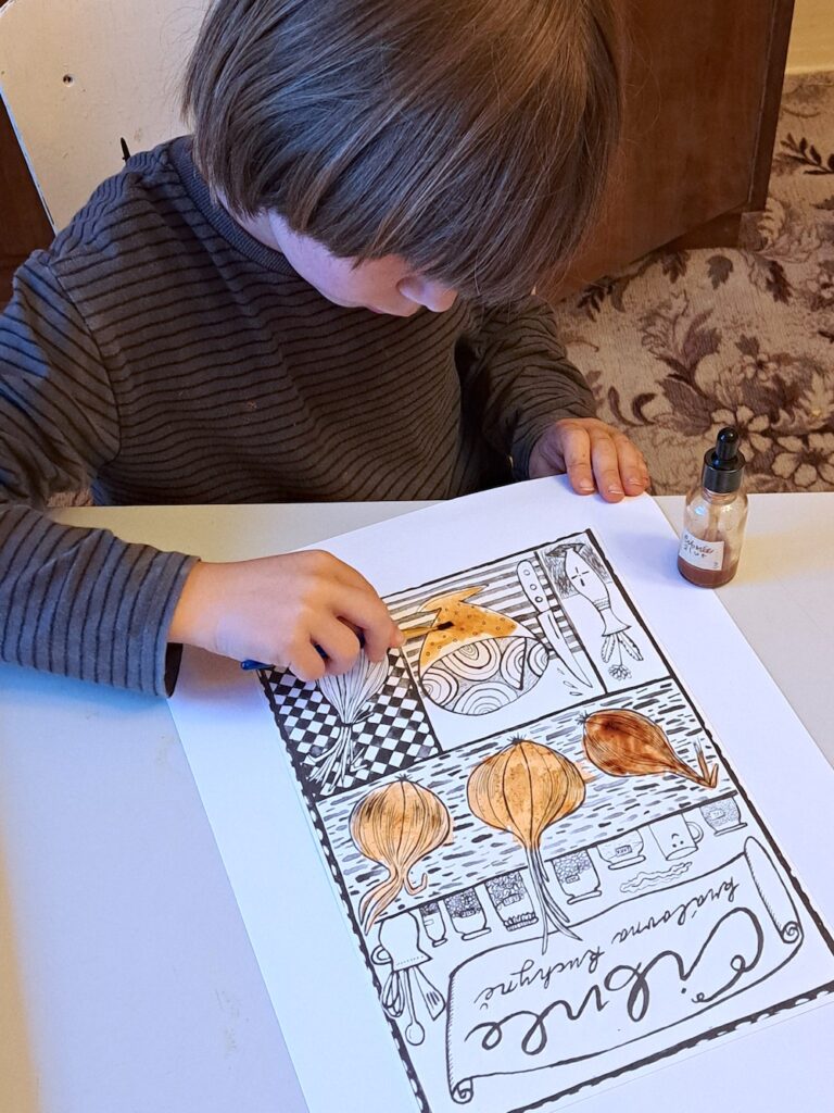 dítě kreslí cibulovým inkoustem